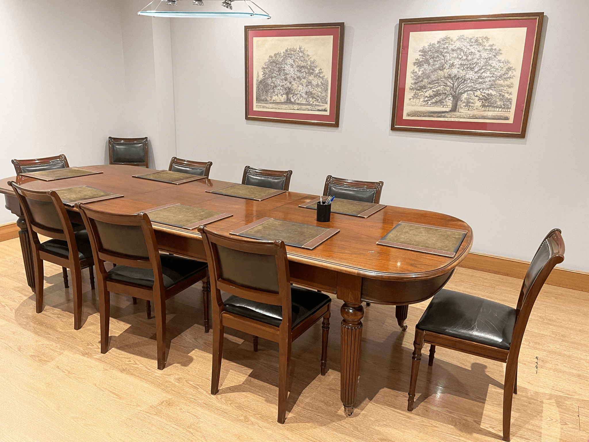 Espacio de trabajo notarial - Ambiente elegante y funcional